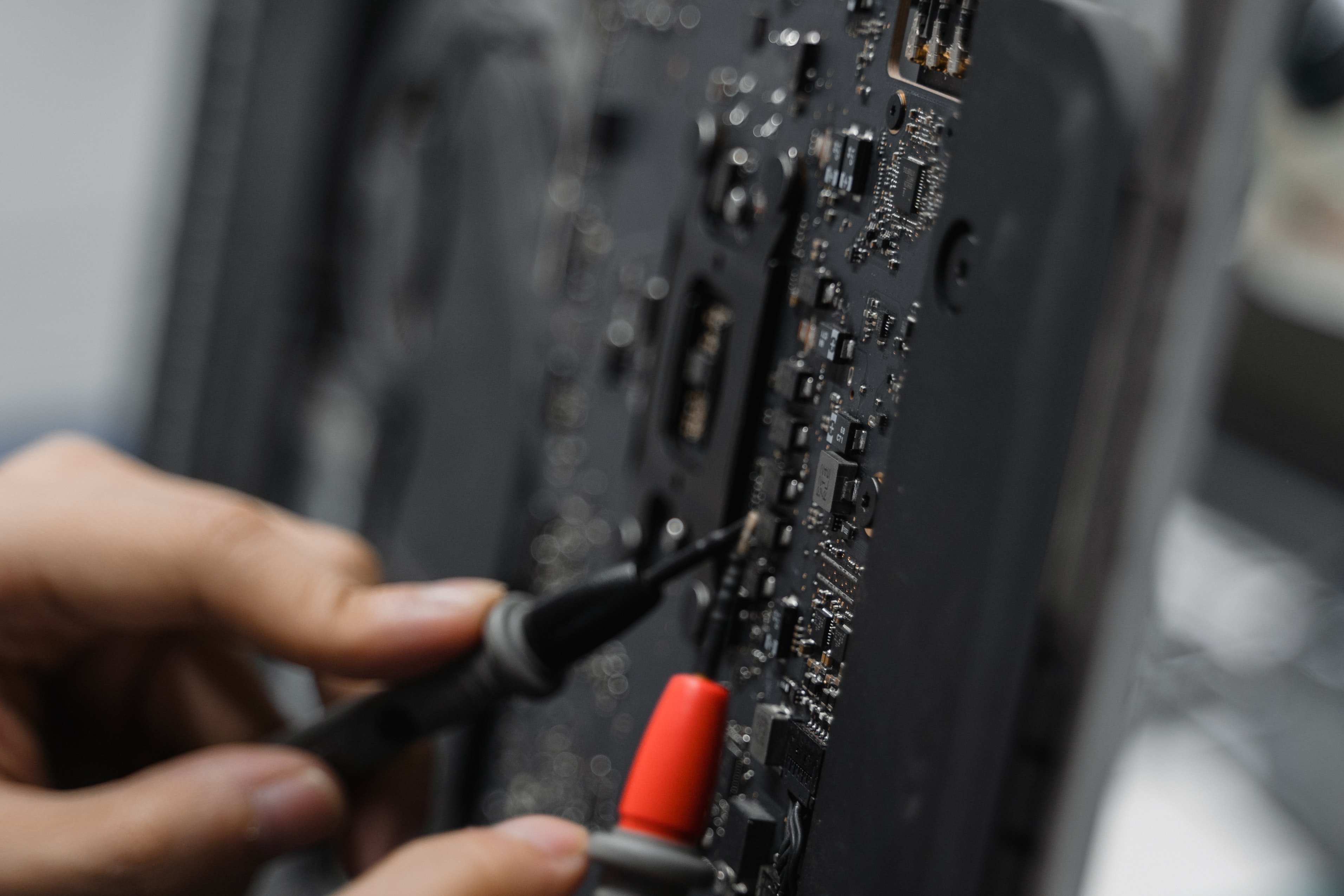 hiring a professional electronic repair service